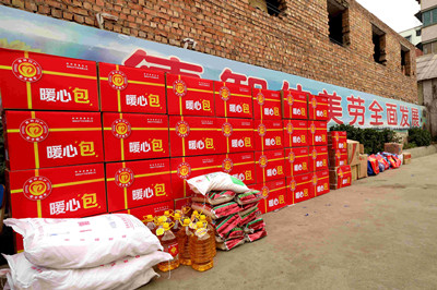 鄭州日產(chǎn)捐贈(zèng)的500個(gè)暖心包及社會(huì)愛心物資_副本.jpg
