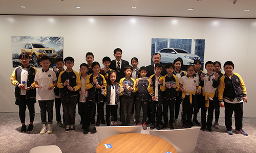中國貿促會汽車行業分會會長王俠先生與日產（中國）投資有限公司執行副總經理鈴木昭壽先生和參與日產筑夢課堂的部分學生合影留念（文章內1）.jpg
