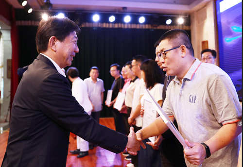 500日產（中國）投資有限公司副總經理 鈴木昭壽 為筑夢課堂優秀教師頒獎.png